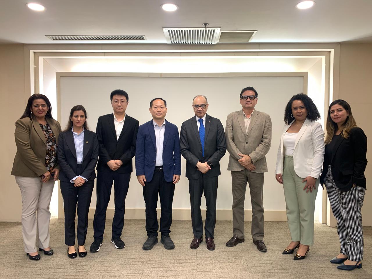 Reunión APTAH Embajador Yu Bo
